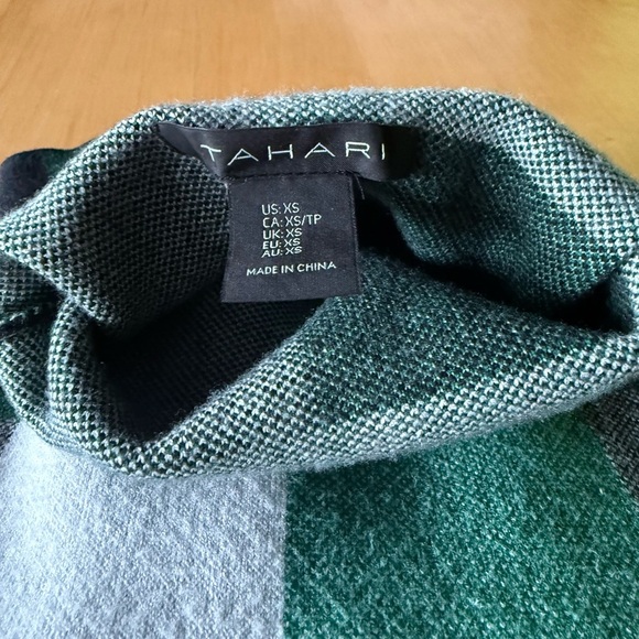 Tahari Mock Neck Plaid Sweater Size XS - Picture 5 of 7
